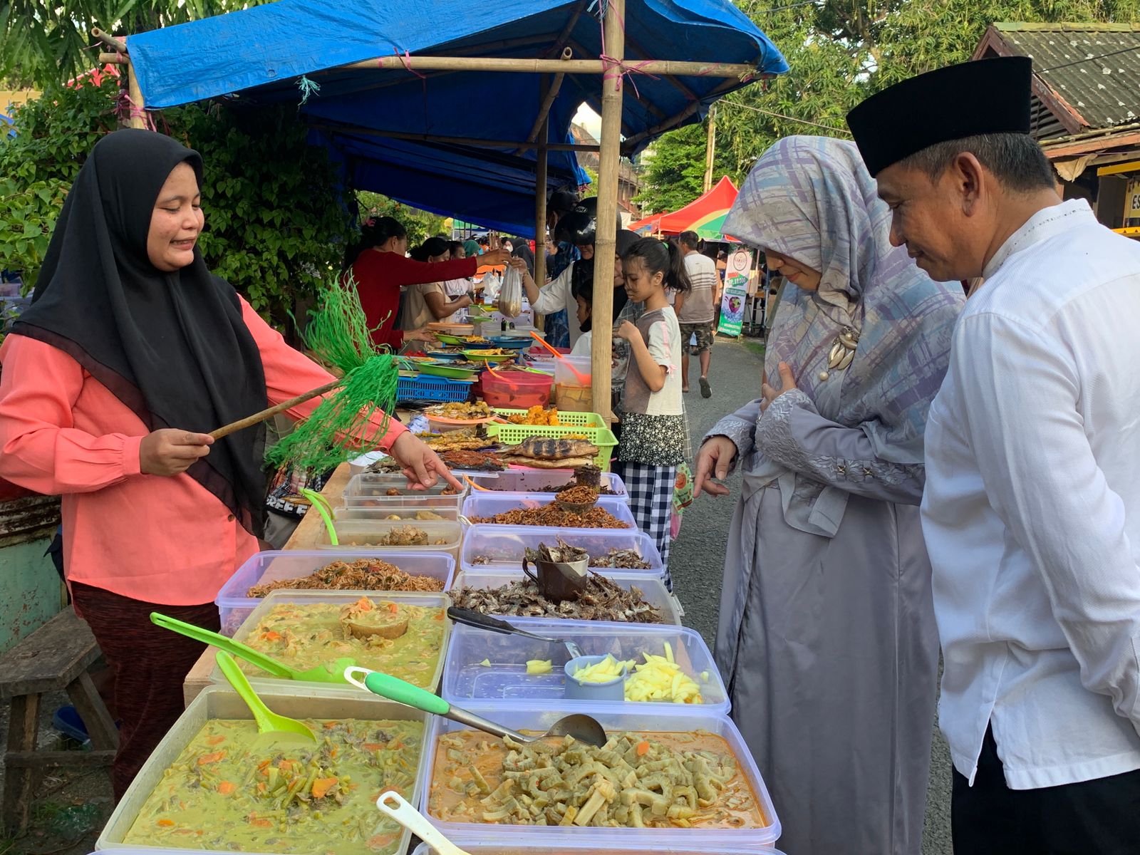 Hari Pertama Ramdhan, Bupati Wajo Kunjungi Pasar Kuliner Ramadhan