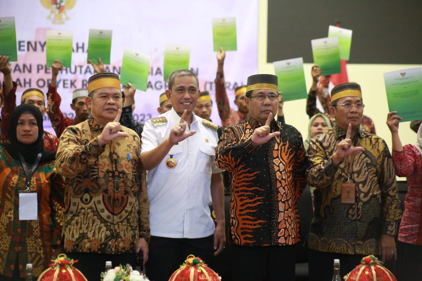 Presiden Jokowi Serahkan SK Tanah Objek Reforma Agraria ke 1.409 Penerima di Wajo 